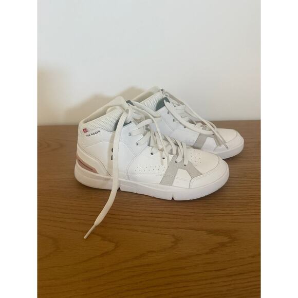 On Running The Roger Clubhouse Mid x Federer White/Rose Size 7.5 - Picture 1 of 9